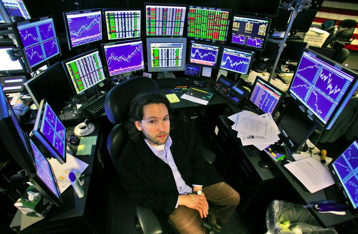 Trading computer. Рабочее место трейдера. Биржевой монитор. Мониторы брокера. Трейдер.