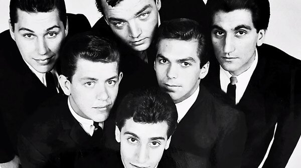 команда The Sunliners (Джон Перш первый слева, Гильберт Бриджес второй справа, Питер Ривера выше над ним) (ссылка на фото: https://www.discogs.com/artist/1453447-The-Sunliners)