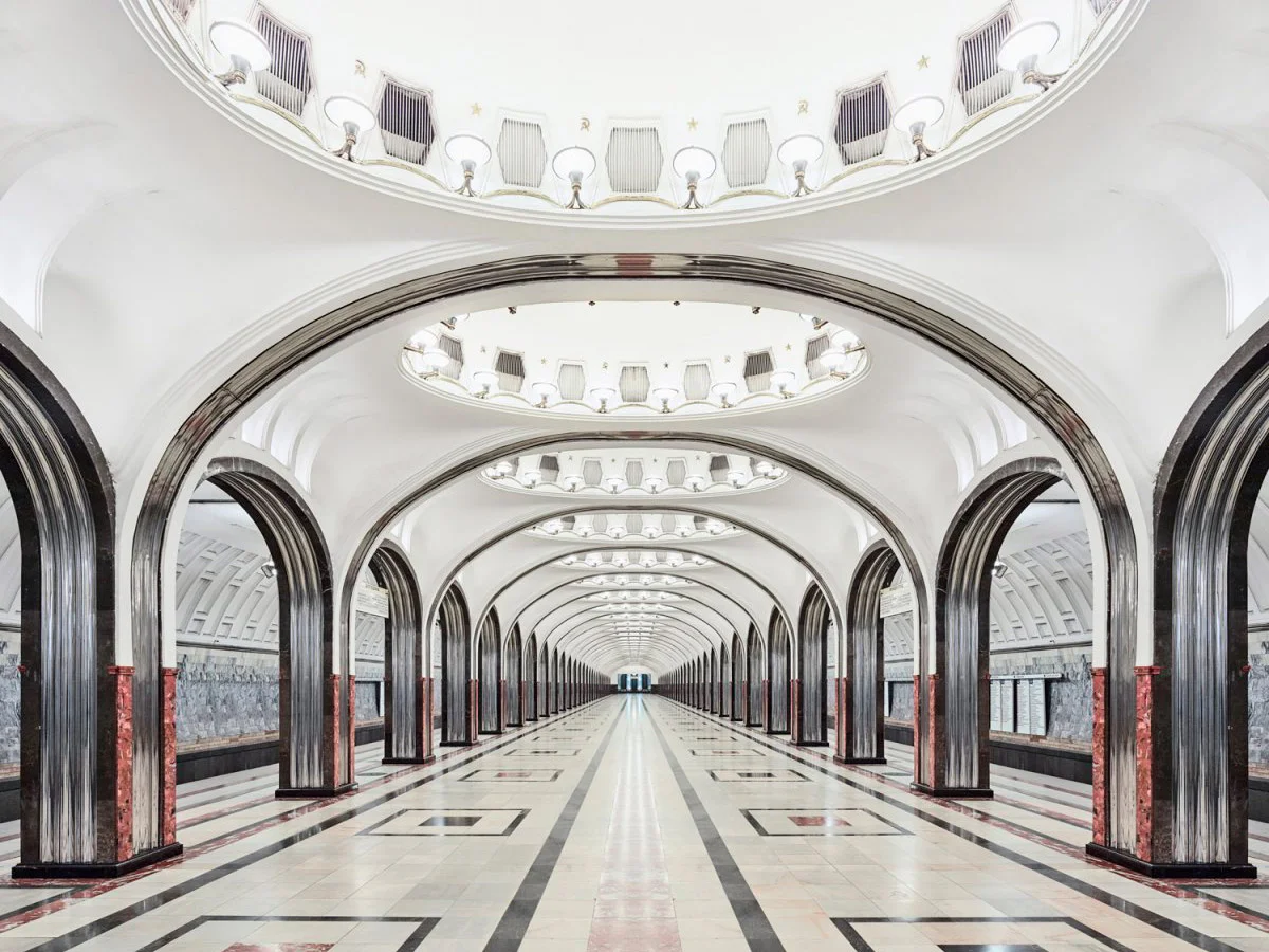 Метро в Москве (не все станции такие, но большинство в грязь лицом не ударят) 