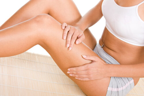 1. Массаж. Наше тело очень любит различные прикосновения. Массаж  не только ускоряет процесс похудения, но и благоприятно воздействует на  нервную систему. Умеренного темпа массажные действия способствуют  расслаблению, что в свою очередь необходимо для хорошего сна. Массаж в  быстром темпе со специальными маслами ускоряет кровообращение, а также  способствует расщеплению лишних жировых отложений.