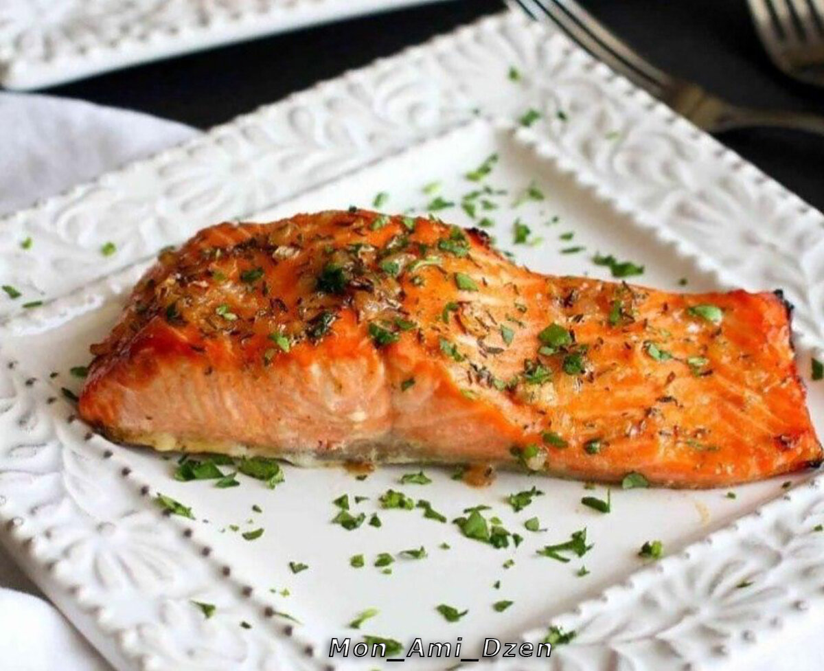 Поставить в разогретую духовку и запекать примерно 15-20 минут