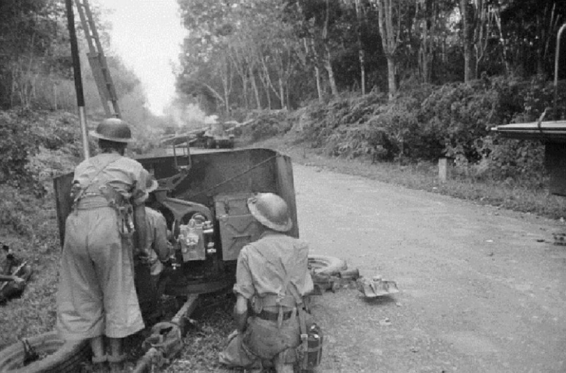 Расчет 40-мм противотанкового орудия под командованием сержанта Чарльза Джеймса Парсонса из 4-го противотанкового полка Королевской Австралийской артиллерии на месте сражения, проведенного против японских танков "Ха-Го" из 3-й роты 14-го танкового полка. Британская Малайя, район Бакри, 18 января 1942 года.