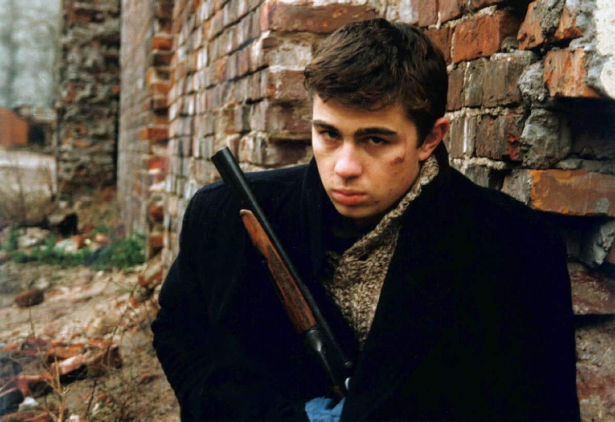Кадр из фильма "Брат". Сергей Бодров