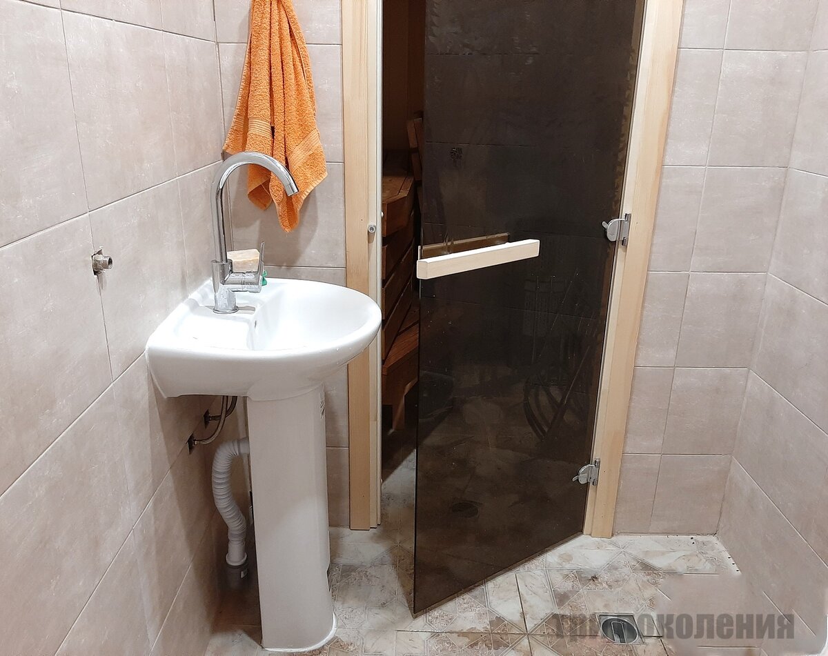 Справа будет душ, его еще не установили