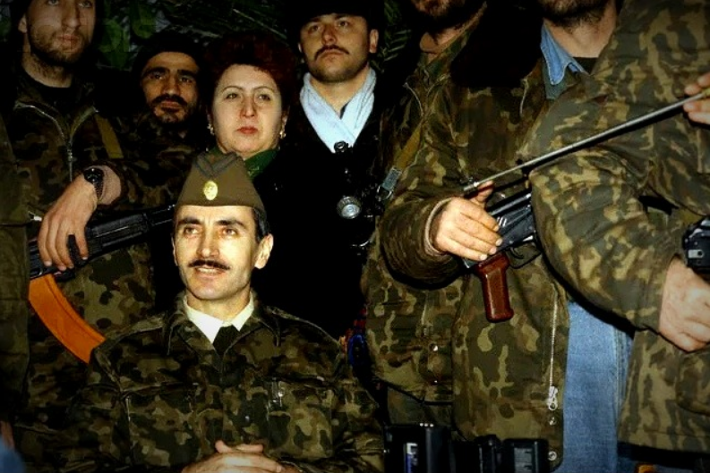 Джохар Дудаев вместе с боевиками (изображение взято из источников)