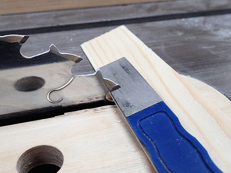 с сайта https://ibuildit.ca/tips/hand-sharpen-a-carbide-saw-blade/