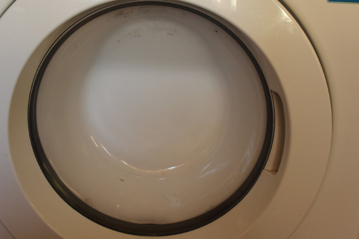 Заглянул в углубление резиновой манжеты в стиральной машинке, а там ...