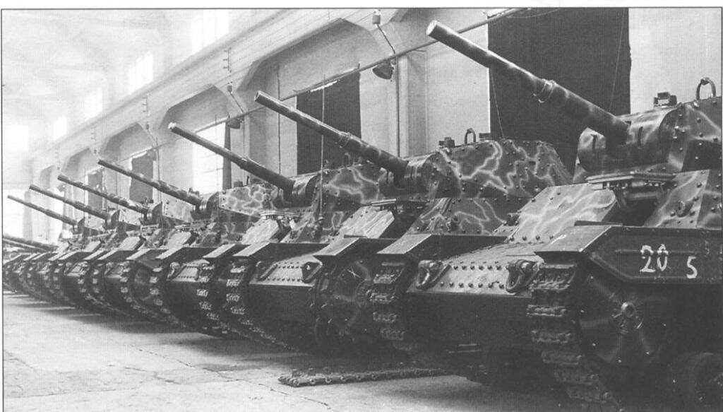 Танки P26/40 внутри завода Ansaldo