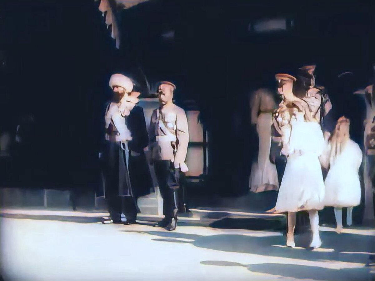 Кадр кинохроники после колоризации.