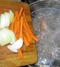     Куриное мясо нужно помыть, опустить в кипящую воду, когда пена будет образовываться, ее нужно снимать ложкой. Морковь, луковицу очистите, помойте, порежьте крупно и опустите в бульон и варите 1 – 2 часа. За несколько минут до готовности посолите. Когда мясо будет готово, значит, бульон сварился. Овощи и мясо нужно достать, они нам не понадобятся.   