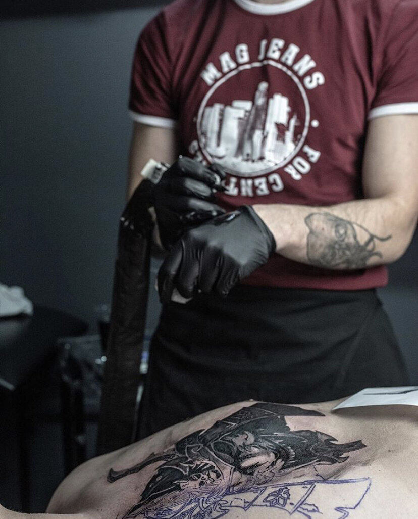 Вазелин втирается татухи набиваются 