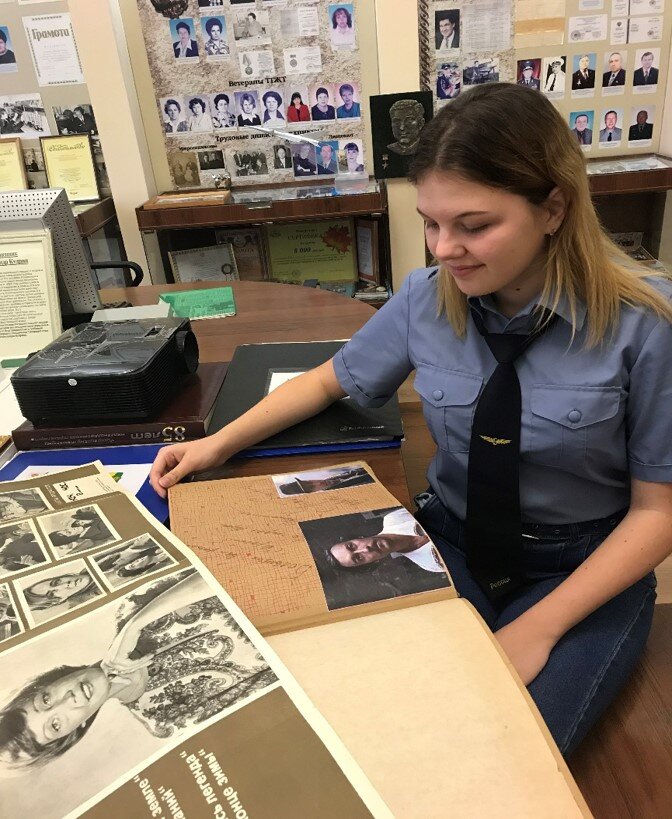 Один из авторов публикации Елена Борисова со знаменитым альбомом.