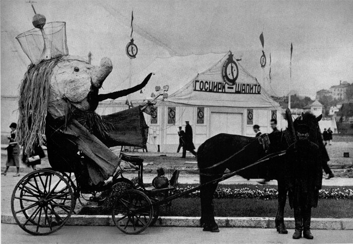 Политический карнавал в Москве в 1929 году на открытии летнего сезона ЦПКиО. Источник: http://old.togdazine.ru/article/7515