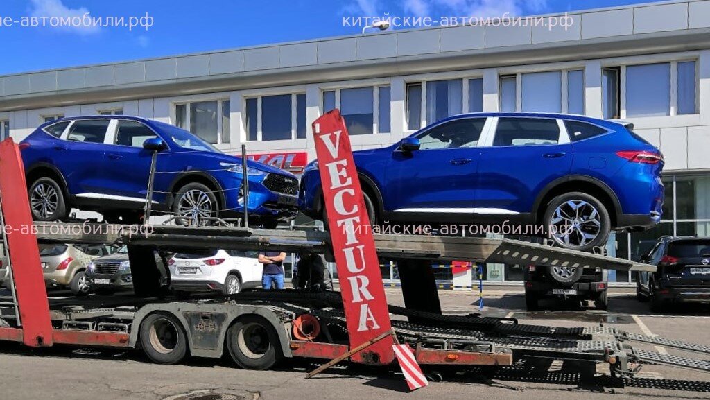 На фото нашего читателя: обновленный Haval F7 (справа) и текущая версия кроссовера (слева).