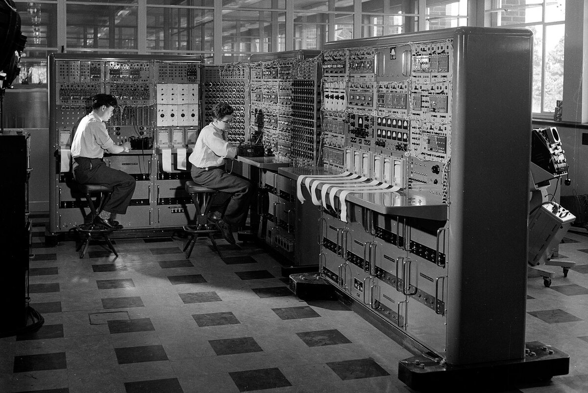                                                                             Первое поколение ЭВМ