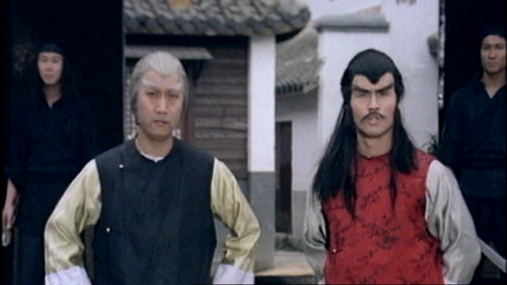 слева злодей из оригинала Ши Кван Йен справа Квон Юн Мун лысый из Лорда Дракона