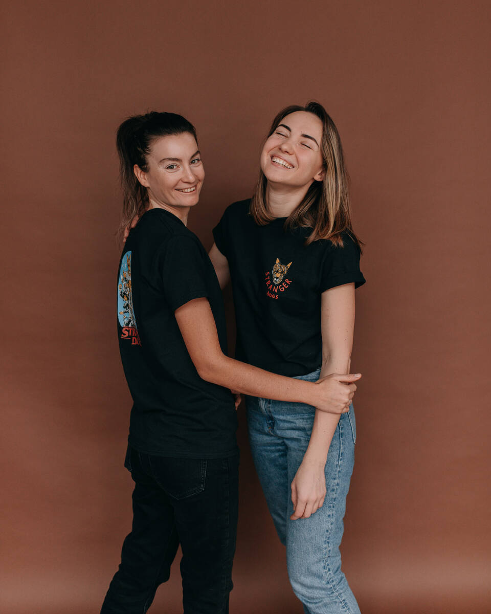 Это я и Лена Пуляева, мы вместе делаем Собакен и так помогаем животным