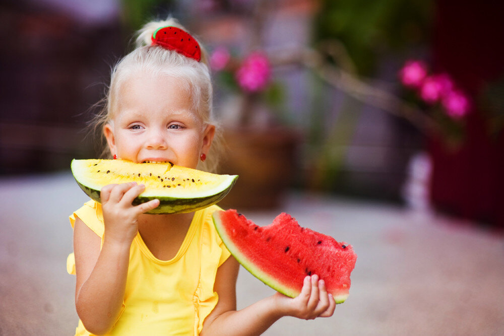 По корочке желтый арбуз трудно отличить от красного. Подвластно это разве что профессионалам. Они знают — на корочке желтого арбуза меньше полосок, а по цвету они темнее, чем у красной ягоды. Форма может быть слегка вытянутой — впрочем, все это настолько мелкие детали, что вряд ли помогут на практике неподкованному покупателю.