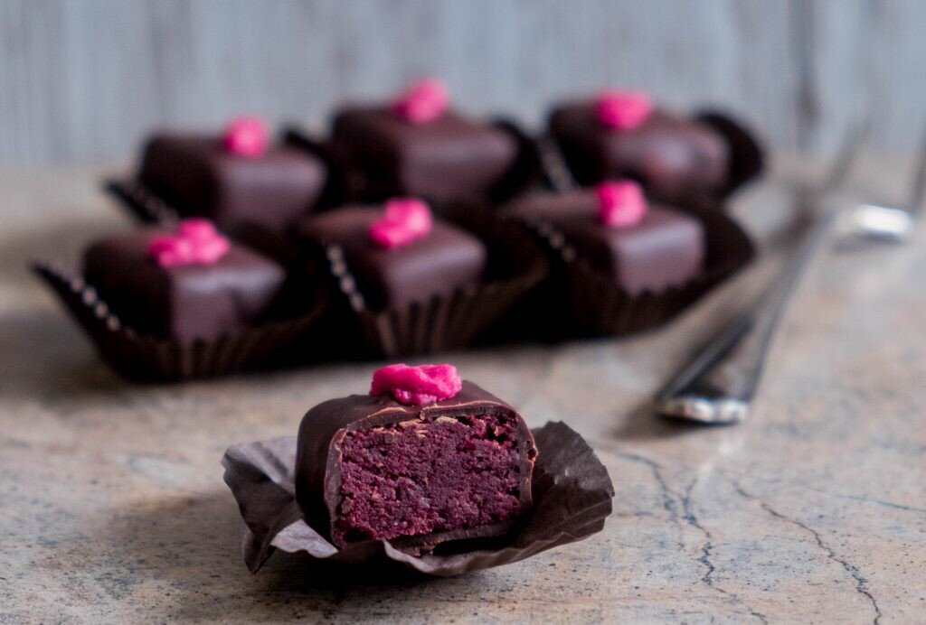 Не секрет, что шоколад — универсальная добавка не только к десертам, но и сытным блюдам. В Мексике, например, традиционно готовят мясо в шоколаде. Но вот сочетание шоколад + свекла, это, конечно, что-то новенькое.