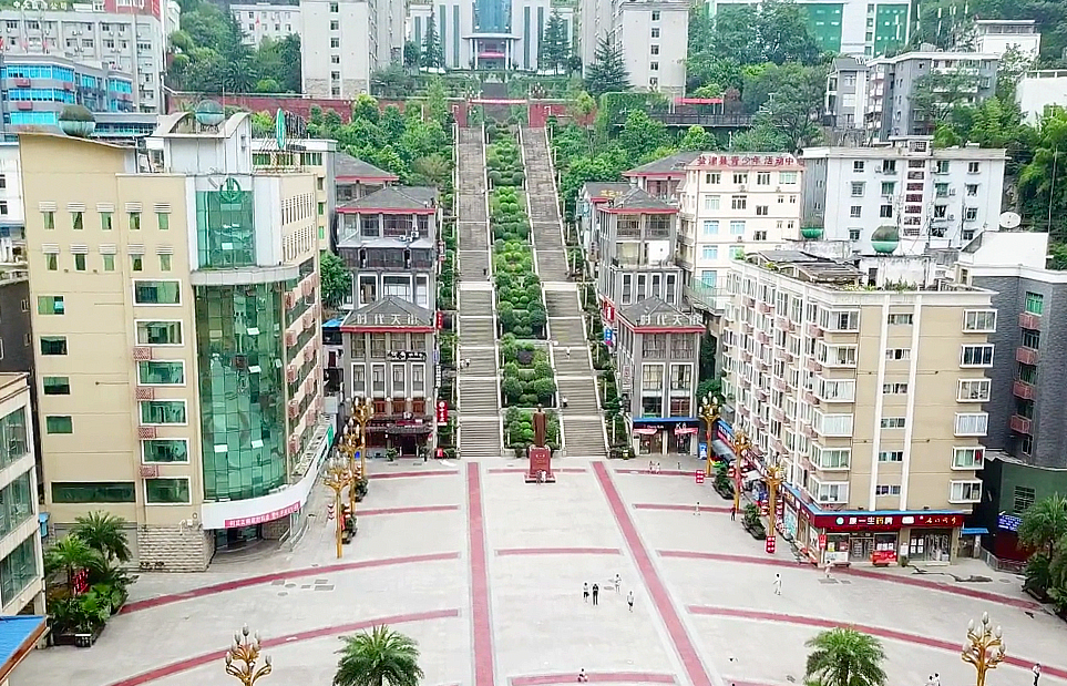 Китайский город на сваях с известного видео оказался не таким уж и пугающим