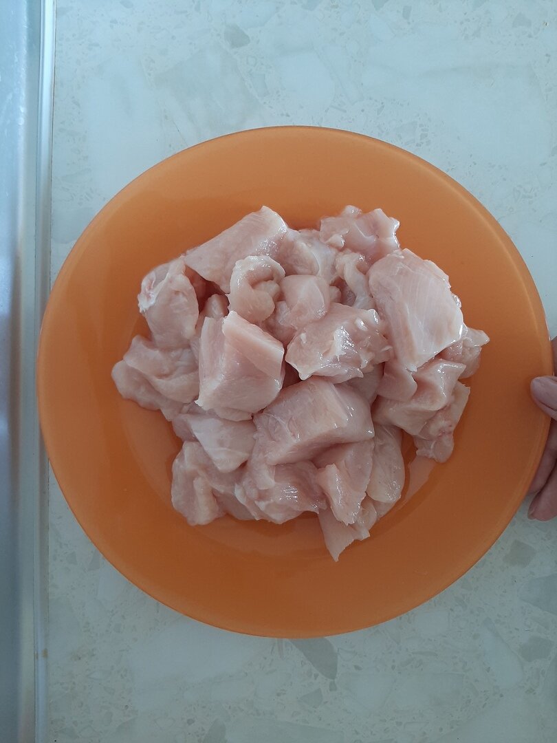 Куриное филе перед отправкой в мясорубку