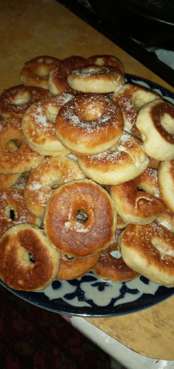 Мазали пончикилар👍👍 
Камырына
0,5 л сут
2 шт майек
1 ч кесе песок
2 ст л дрожж
Шынтым дуз
О,5 кесе под.солнечний масло ны 
Салып, бос  камыр ийлеп ашытамз, ашыганнан кейн жайып домалак формада кесип, ортасын бакалашка яки баскада киши капкак пенен темип, 20 мин тындырып коямыз, пас алауда, майда куырып аламыз, салфетка яки кагазга саламыз, майы жаксы синиуи ушын,  бетине сахарный пудра яки, шоколад пенен безеймиз 👍
