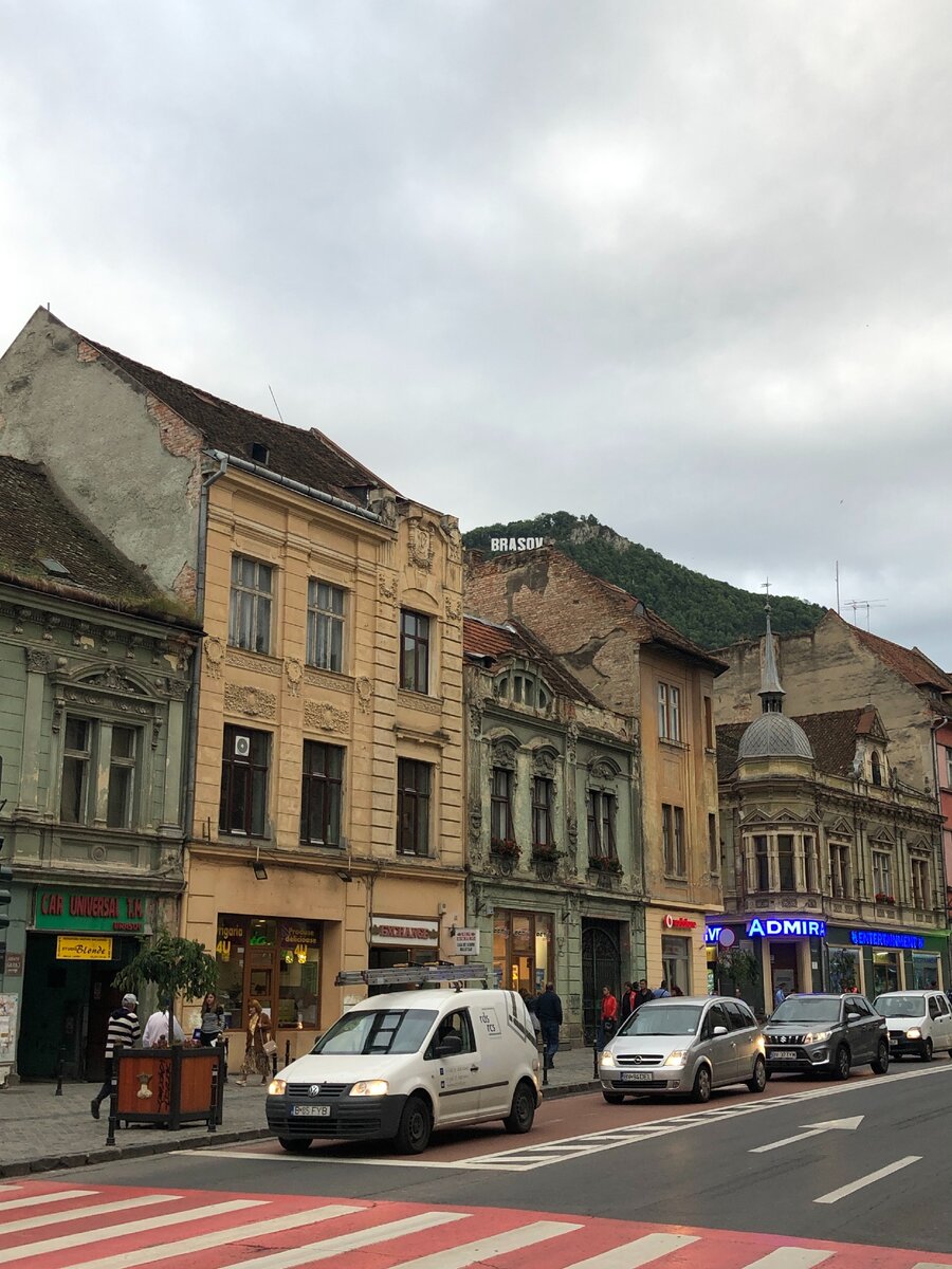 Город Брашов - красивый город в Трансильвании, окруженный горами
и сохранивший атмосферу средневековья