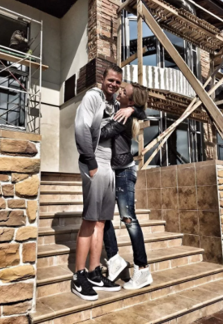 Тарасов и Бузова на пороге своего дома, в котором они так и не стали жить вместе