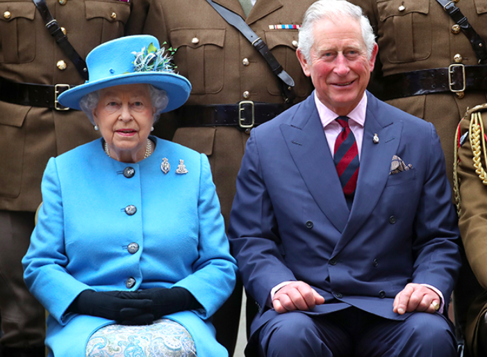 Королева Елизавета II и её старший сын Чарльз, принц Уэльский.