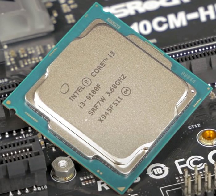 Сначала определим, кто из представителей Intel сильнее. И это, конечно, Core i3-9100F, он предпочтительнее прочих в плане мощности, ведь у него 4 ядра, способных разогнаться в режиме Turbo Boost до частоты 4200 МГц. Стоит 6500 руб. А у Pentium Gold G5400 всего 2 ядра с частотой 3700 МГц, Turbo Boost же отсутствует вовсе. Во всех наших тестах - синтетических, игровых, кодирование видео - камешек Core i3-9100F на 30% мощнее Pentium Gold G5400, а цена дороже всего на 1400 руб. Ну и если сравнивать Core i3-9100F с прочими процессорами из нашей шестёрки, то он у всех выигрывает в производительности.