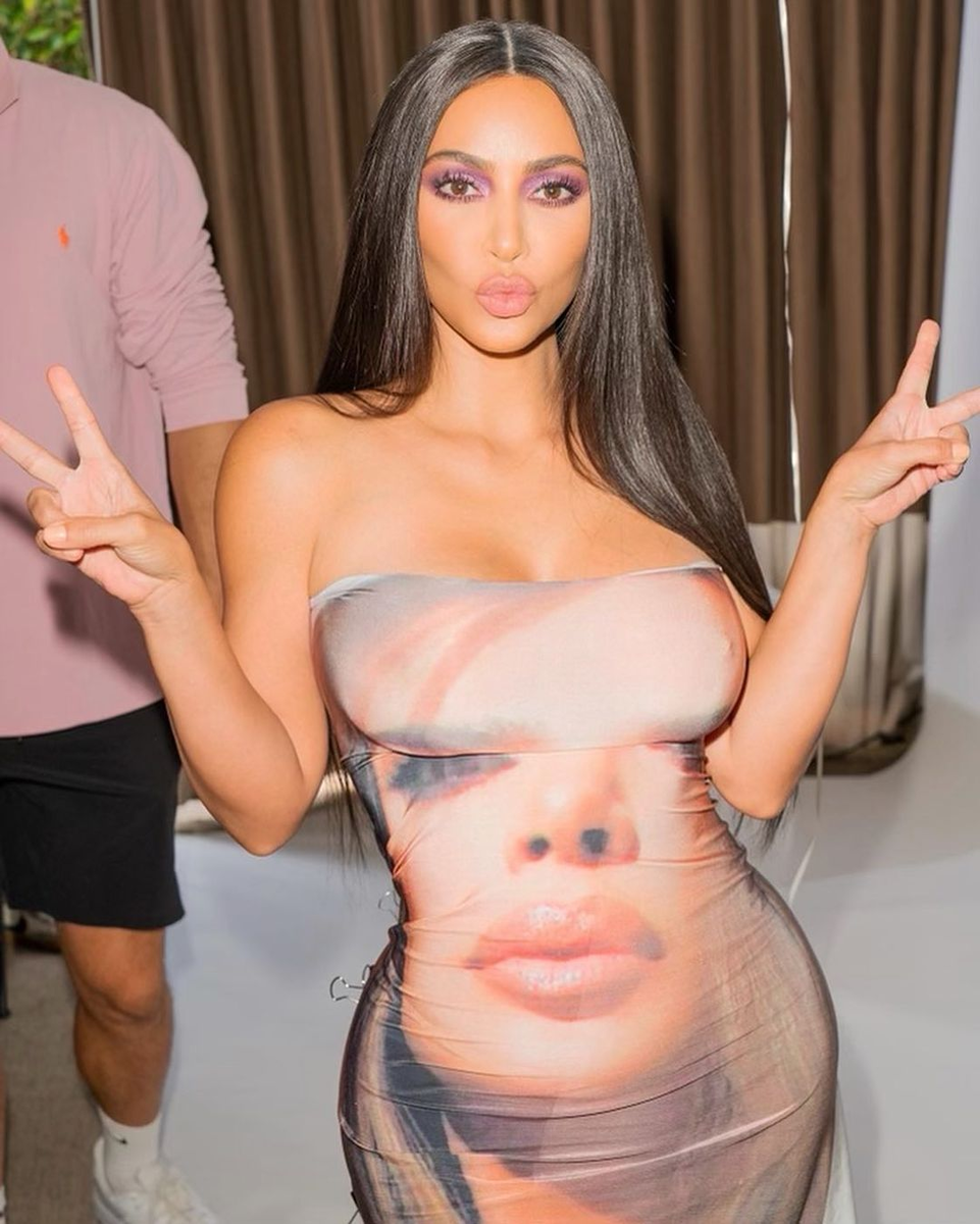 Ким Кардашьян в импровизированном платье. Фото: instagram.com/kimkardashian