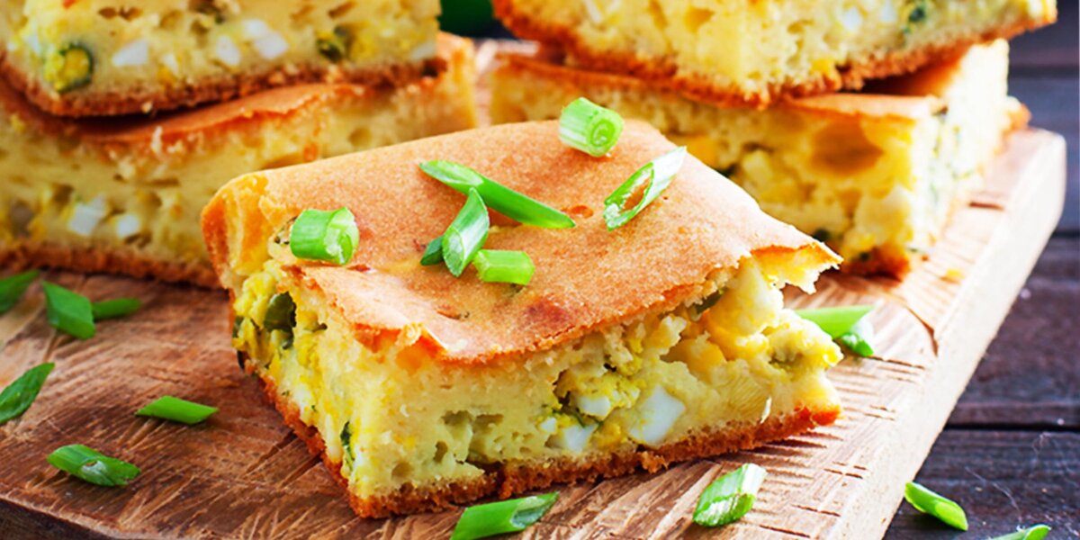 Заливной пирог с яйцом и зелёным луком