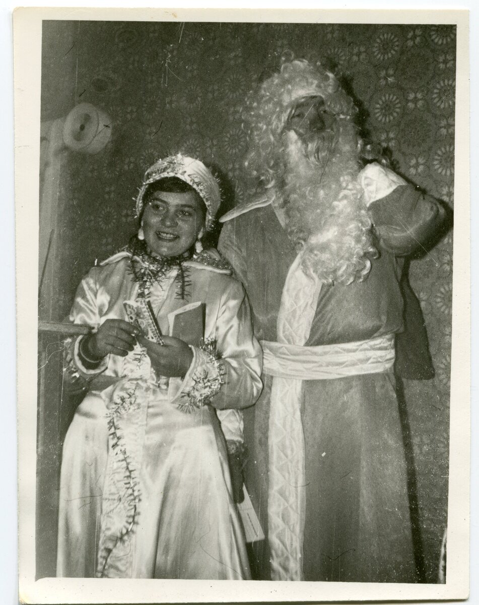 В роли Снегурочки - редактор газеты "Гранит" Зоя Баркалова. В роли деда Мороза - секретарь комитета комсомола ГОКа Владимир Четвериков. 30 декабря 1985 г.