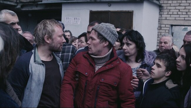 
 
Юрий Быков справедливо считается одним из самых талантливых режиссеров  современности. Он любит взять остросоциальную тему и вывернуть ее так,  что от российских реалий буквально становится тошно.
 
Мужчина по фамилии Никитин узнает, что общежитие, в котором проживает  800 человек, может в любую минуту рухнуть. Сотни людей погибнут под  завалами, и он не может остаться в стороне. Главный герой пытается  достучаться до властей маленького городка, но их не волнуют жизни  бедняков и маргиналов.
 
Ленту очень высоко оценили как зрители, так и критики. Объяснить это  просто: история близка каждому жителю страны, да и Быков отменно  поработал над сценарным наполнением.