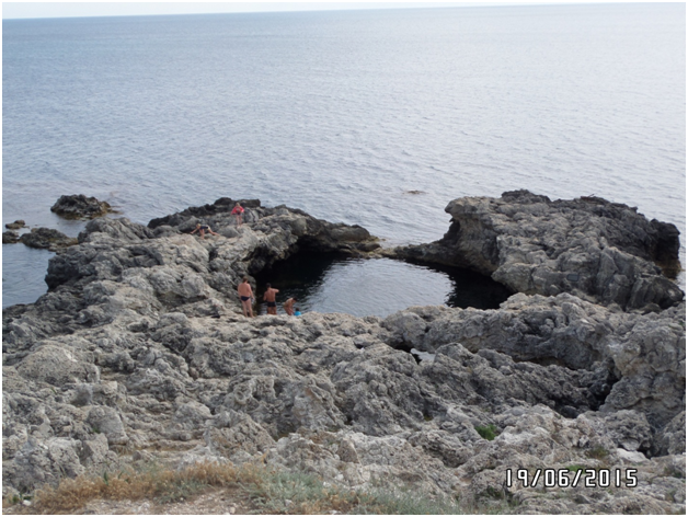 Чаша любви всегда привлекает большое количество влюбленных.