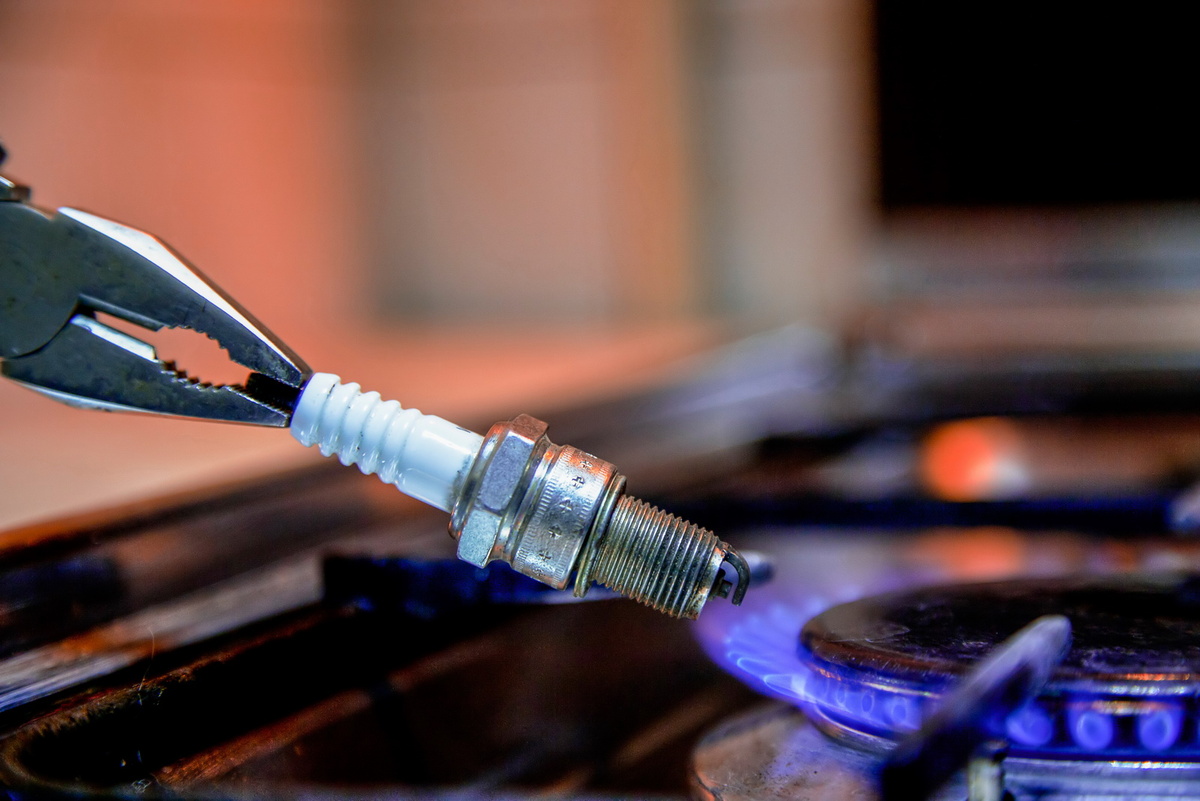 Прокалите свечи на открытом огне минуту-полторы.