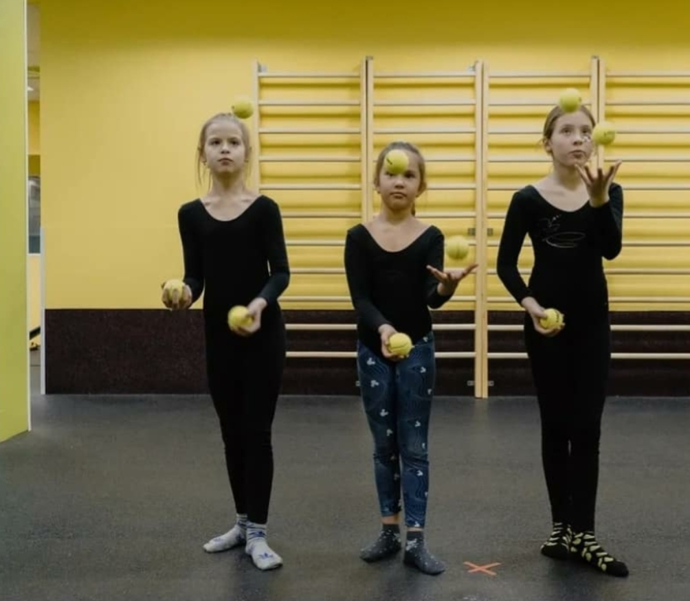 Классическое жонглирование.