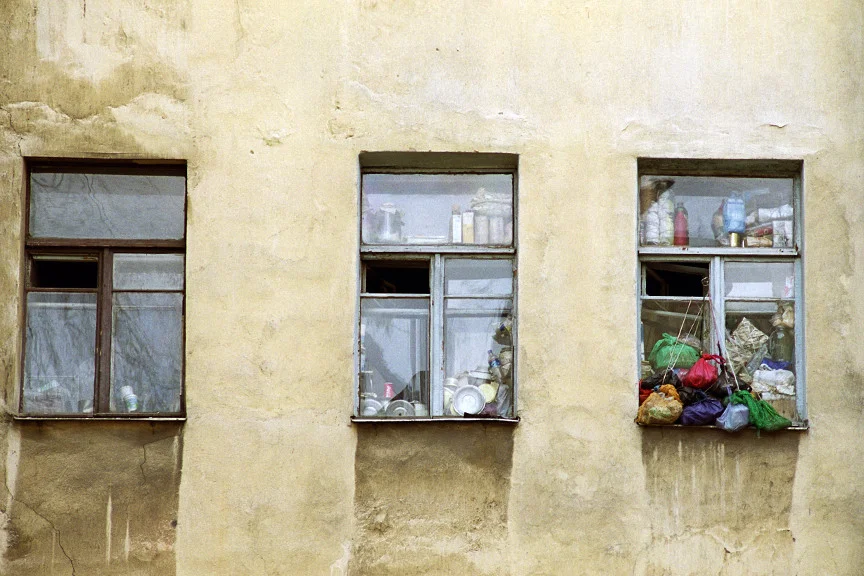 Холодильник у окна. Холодильник. Снег в холодильнике. Холодильник в форточке. Хранилище для саженцев зимой.