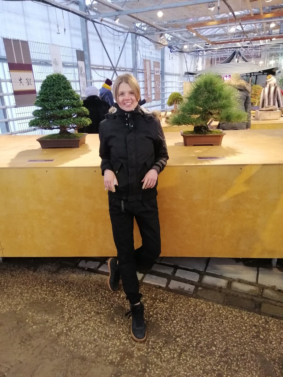 Я, мини-кипарис и мини-сосна 🤪