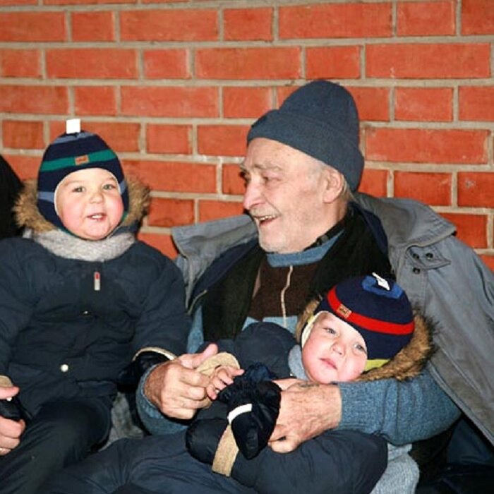 40-летний внук Тихонова и Мордюковой. Почему дед и бабушка его избегали и кем он вырос