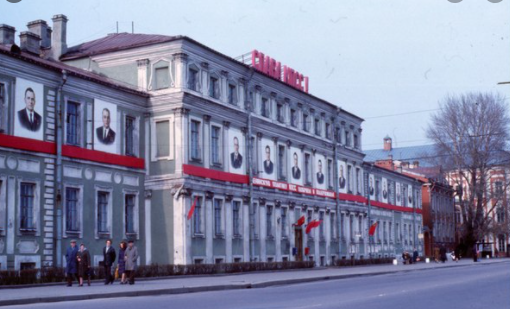 Слава КПСС- это даже не два человека (анекдот). Это неотъемлемый атрибут наружного дизайна СССР. 