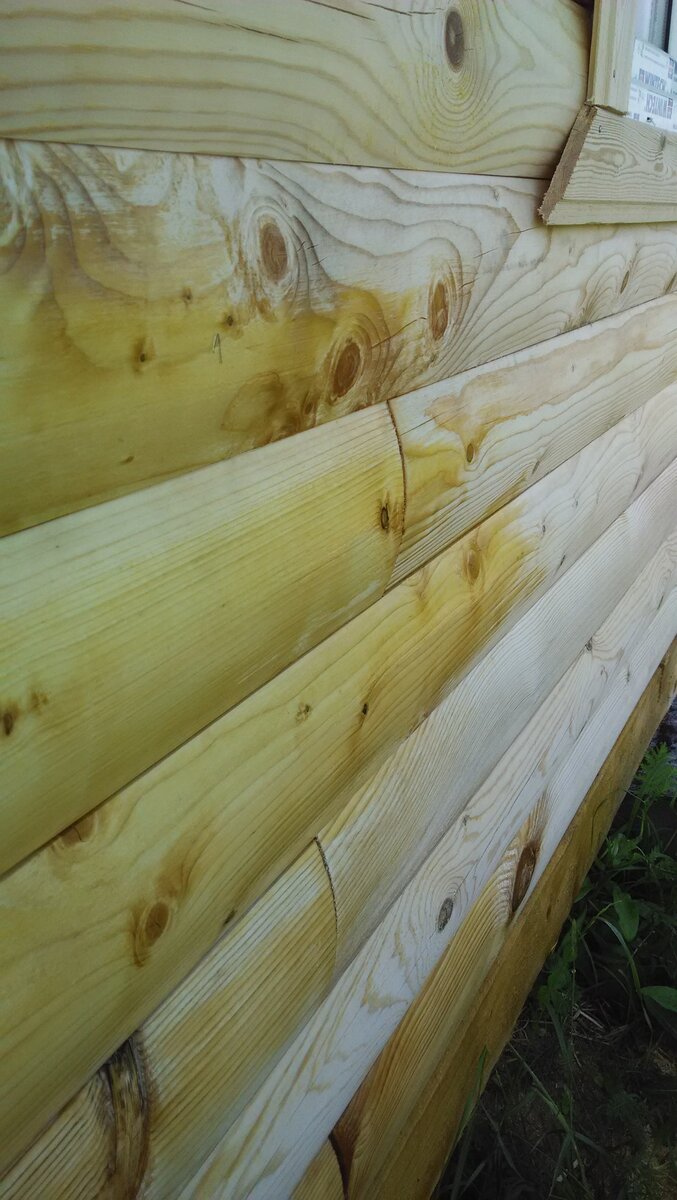 Пропитываю северную сторону дома льняным маслом. Фото моё.