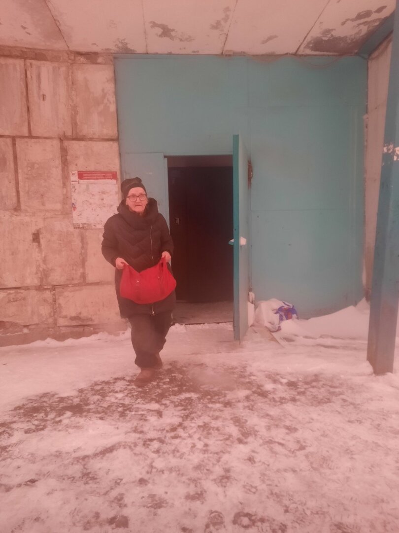 здесь и далее ФОТО АВТОРА. Бабушка, которая нашла щенков, выходит из дома и выносит нам щенков, в той самой сумке, без ручек но хорошо закрытой.