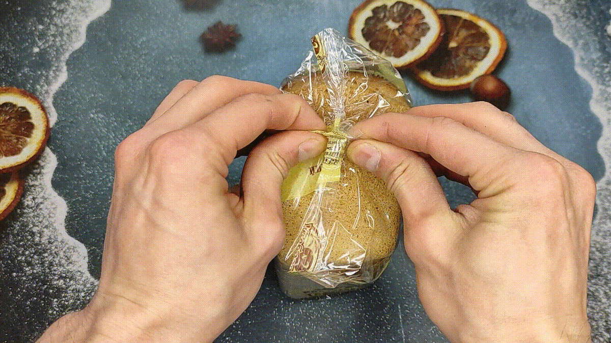 Достаем хлеб из заводской упаковки