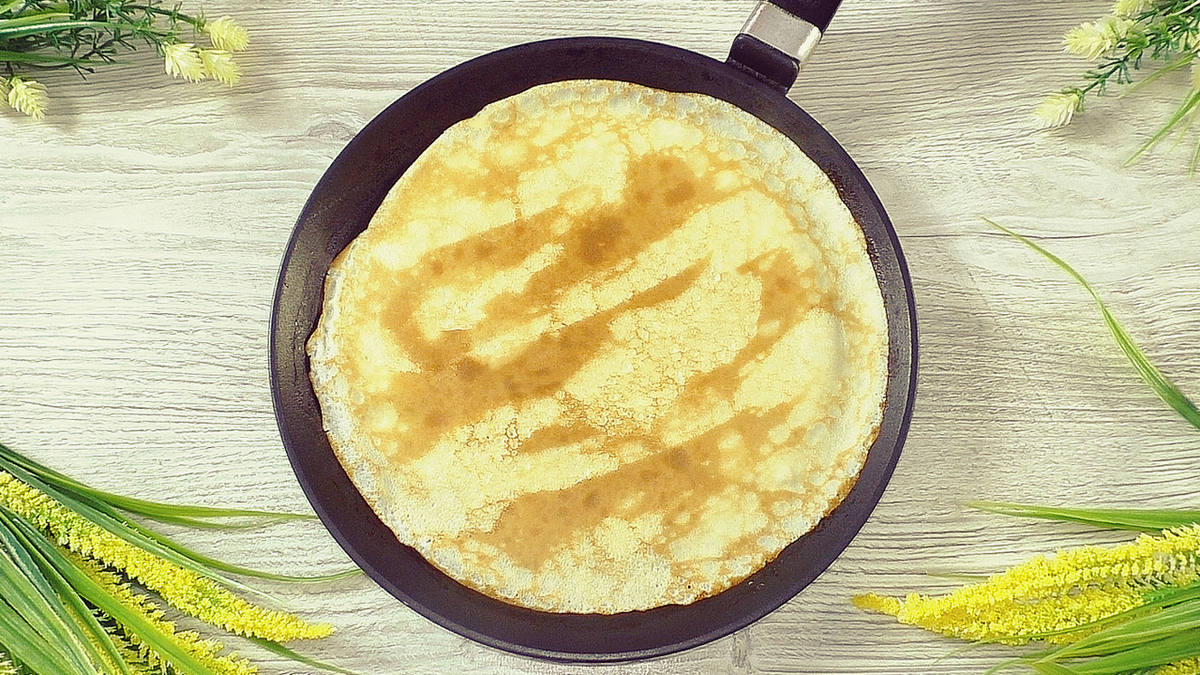 Творожный блин на сковороде рецепт. Творожный блин на сковороде. Творожный блин на сковороде рецепт. Творожные блинчики на молоке. Творожный блин на сковороде.