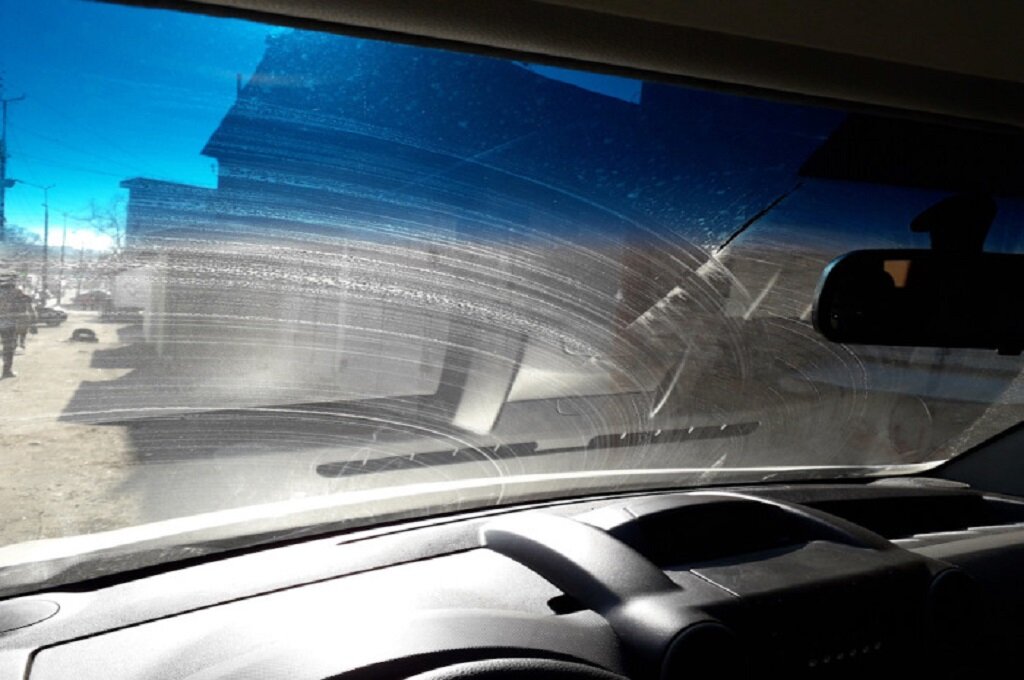 На лобовом стекле дворники оставляют полосы и разводы - фото с сервиса Яндекс.Картинки