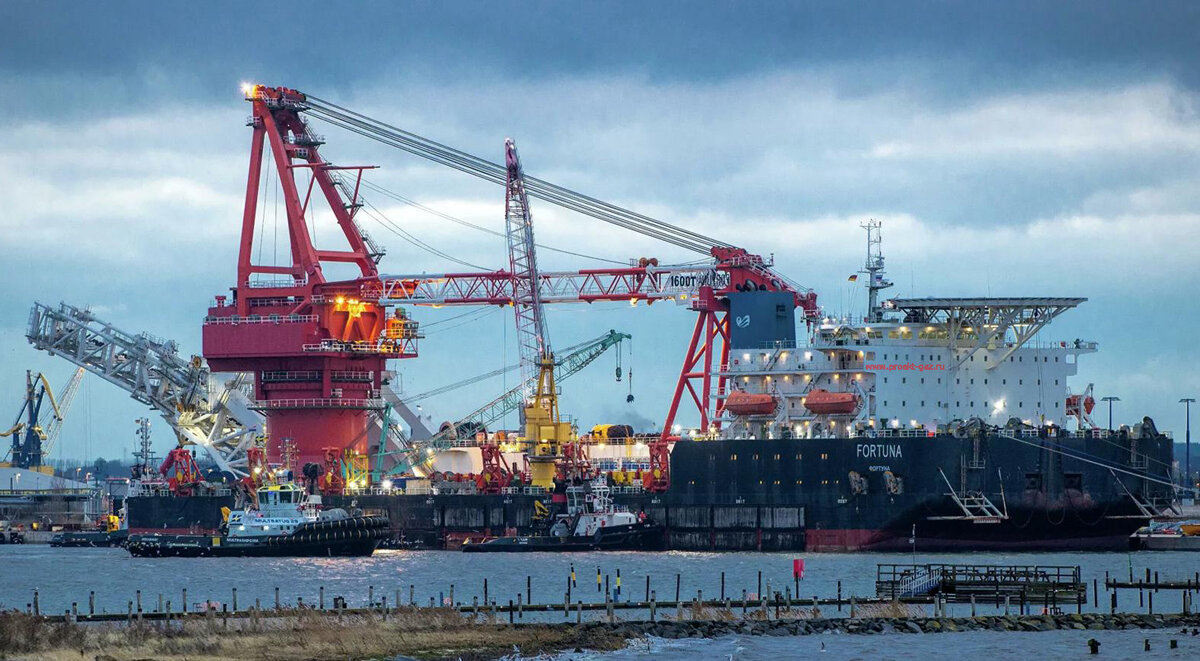 Российская баржа-трубоукладчик "Фортуна"