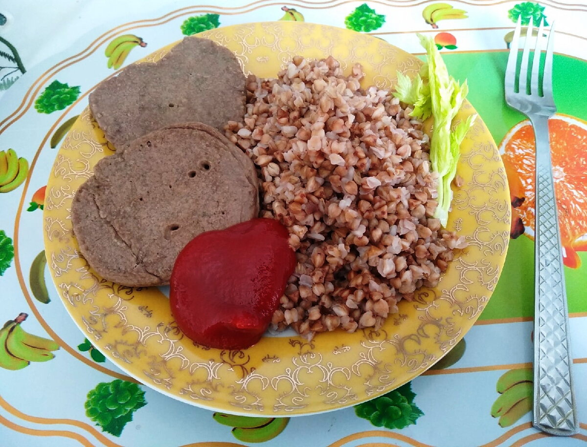 Котлеты из печени с гречневой кашей