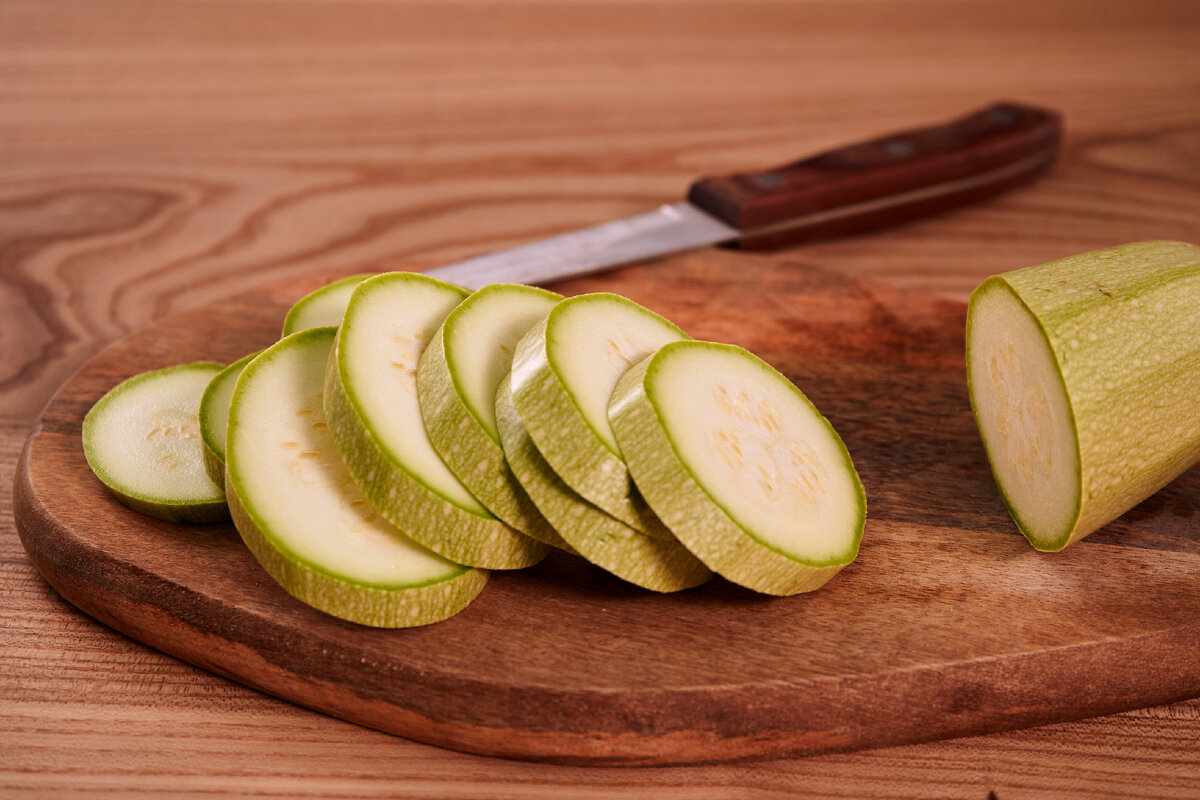 Порезать кабачок на тонкие кружочки