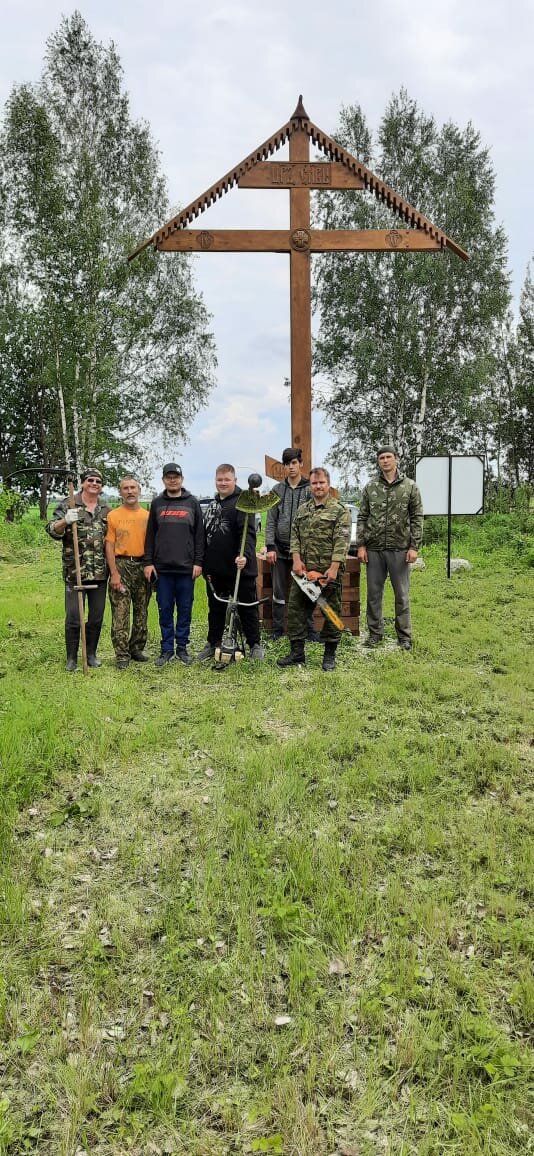У Поклонного креста, установленный казаками ХКО "Муромец между селом Карачарово и деревней Орлово на месте захоронения карачаровских и орловских крестьян в 17-19 вв.